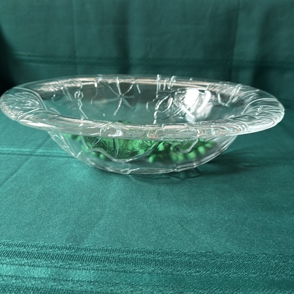 Large clear glass bowl with a minimal pattern of leaves. - Picture 4 of 9